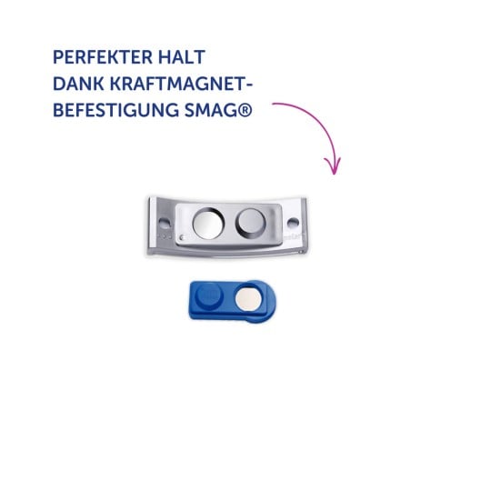 Das Bild zeigt zwei Objekte: Eines ist ein metallischer Magnet mit einer gebogenen Form und zwei kreisförmigen Öffnungen, und das andere ist ein kleinerer blauer Magnet mit einem kreisförmigen silbernen Stück. Es enthält deutschen Text über magnetische Befestigung.
