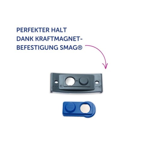Das Bild zeigt zwei magnetische Befestigungselemente, eines größer und schwarz, mit einem kreisförmigen Ausschnitt, und darunter ein kleineres blaues Teil. Der Text lautet „PERFEKTER HALT DANK KRAFTMAGNET-BEFESTIGUNG SMAG®“, was einen perfekten Halt dank SMAG®-Magnetbefestigung anzeigt.