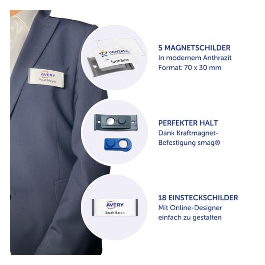 Das Bild zeigt eine Person in einem dunklen Anzug, die verschiedene Namensschildprodukte präsentiert, darunter magnetische Badges und Namensschilder, mit Details zu deren Spezifikationen.