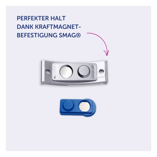 Das Bild zeigt ein silbernes Metallstück mit kreisförmigen Öffnungen und einer blauen Komponente, die mit einem Text über ein magnetisches Befestigungssystem namens SMAG® beschriftet ist. Es betont den perfekten Halt dank der magnetischen Befestigung.