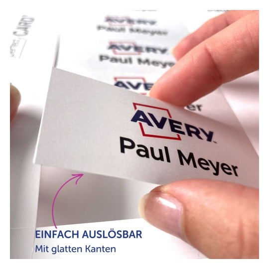 Hand, die eine Avery-Namenskarte mit der Aufschrift „Paul Meyer“ hält?