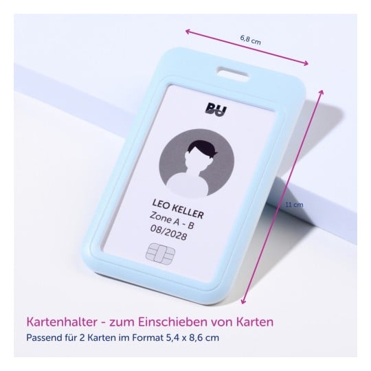 Das Bild zeigt einen blauen Kartenhalter, der eine Karte mit persönlichen Informationen enthält. Die Abmessungen sind mit Maßen für die Größe des Kartenhalters und der Karte angegeben.