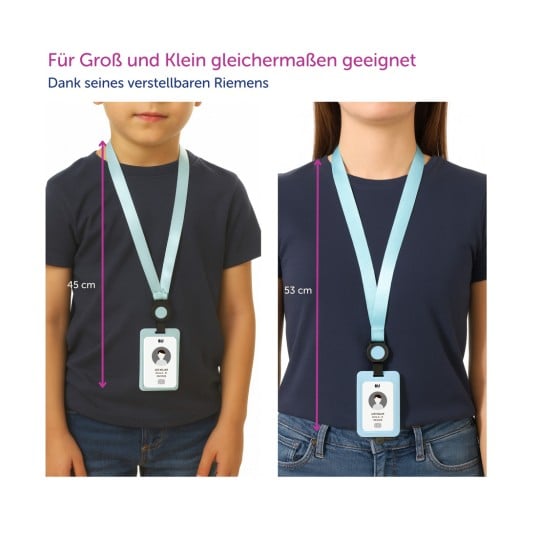 Das Bild zeigt zwei Personen, die verstellbare Lanyards mit Ausweishaltern tragen und zwei Längenoptionen demonstrieren: 45 cm für Kinder und 53 cm für Erwachsene.