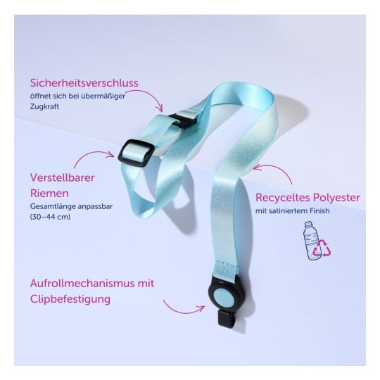 Das Bild zeigt ein Produkt mit Sicherheitsverschluss, verstellbarem Gurt aus recyceltem Polyester und einem Rollmechanismus mit Clipbefestigung. Details sind auf Deutsch annotiert.