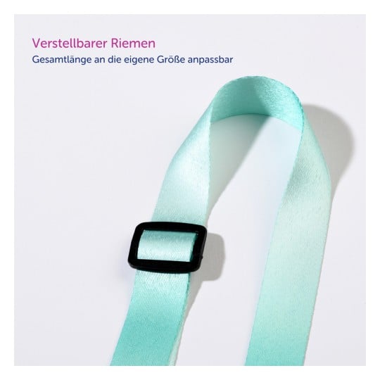 Das Bild zeigt ein verstellbares Band in einem hellen Minzton, mit einer schwarzen Schnalle zur Größenanpassung. Der begleitende Text weist auf die verstellbare Länge des Bandes hin.
