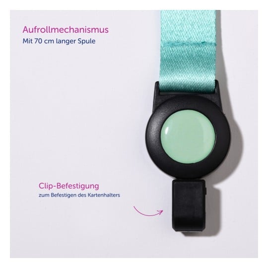 Das Bild zeigt einen einziehbaren Ausweishalter mit einem türkisfarbenen Band und einem schwarzen Clip-Mechanismus. Der Text gibt die Merkmale auf Deutsch an.