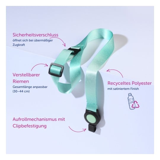 Das Bild zeigt einen türkisfarbenen Bandriemen mit einer Schnalle und einem Clipmechanismus, der die verstellbare Länge und die Materialien, einschließlich recyceltem Polyester, hervorhebt.
