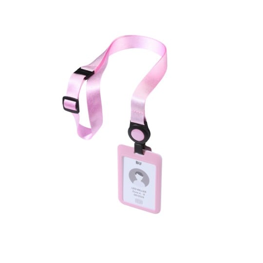 Das Bild zeigt ein rosa Lanyard mit einem daran befestigten ID-Ausweis. Der Ausweis zeigt einen Namen, ein Silhouettenbild und ein Datum.