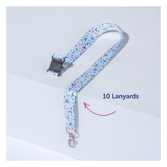 Das Bild zeigt ein blumengemustertes Lanyard mit einem Clip und einer Kunststoffschnalle. Das Design enthält bunte Blumen und Blätter. Daneben befindet sich ein Etikett mit der Aufschrift „10 Lanyards“ in blauem Text.