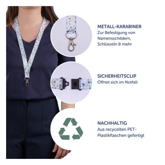 Das Bild zeigt ein mit Blumenmuster versehenes Lanyard, das von einer Person getragen wird. Es präsentiert seinen Metallclip zum Befestigen von Namensschildern und Schlüsseln, einen Sicherheitsclip, der sich in Notfällen öffnet, und einen Hinweis auf das nachhaltige Material, das aus recycelten PET-Plastikflaschen besteht.