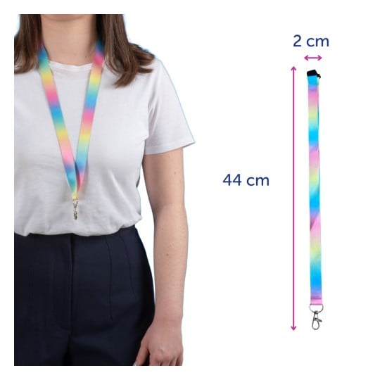 Das Bild zeigt eine Person mit einem bunten Schlüsselband. Das Schlüsselband hat einen Farbverlauf in Pastelltönen und ist 44 cm lang und 2 cm breit. Es verfügt über einen Clip zum Befestigen. Die Person trägt ein weißes Hemd und dunkle Hosen.