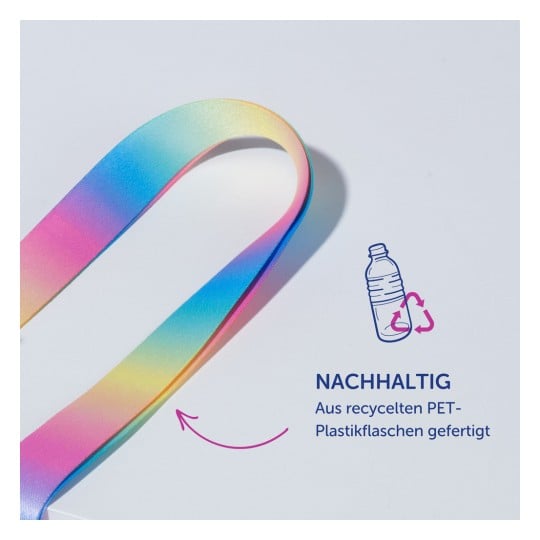 Das Bild zeigt ein buntes Band aus recycelten PET-Plastikflaschen, das seine nachhaltige Natur mit dem Wort 'NACHHALTIG' und einem Recycling-Symbol präsentiert.