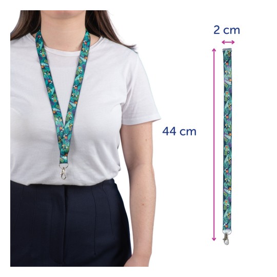 Das Bild zeigt eine Person, die ein buntes Schlüsselband mit Blumendesigns trägt. Das Schlüsselband hat unten einen Clip und angegebene Maße, mit einer Länge von 44 cm und einer Breite von 2 cm.