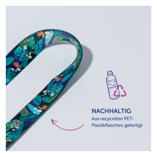 Das Bild zeigt einen gemusterten Riemen aus recycelten PET-Plastikflaschen, versehen mit einem tropischen Design in lebendigen Farben und floralen Motiven.