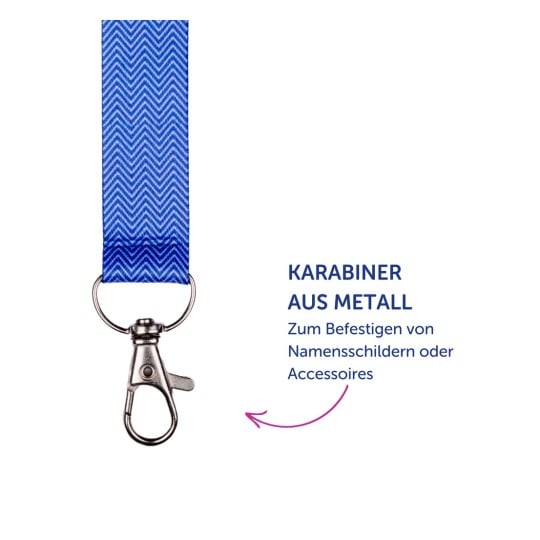Das Bild zeigt ein blaues Lanyard mit einem Metallkarabiner, das seine Verwendung zum Anbringen von Namensschildern oder Accessoires veranschaulicht.
