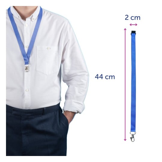 Ein Bild einer Person, die ein blaues Umhängeband mit einem Clip trägt, mit einer Länge von 44 cm und einer Breite von 2 cm, kombiniert mit einem weißen Hemd.