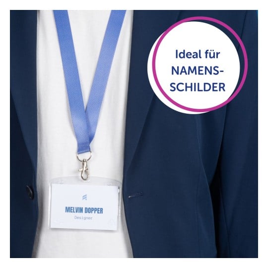 Das Bild zeigt eine Person, die einen dunkelblauen Blazer trägt, an dem ein Namensschild an einem blauen Lanyard befestigt ist. Auf dem Namensschild sind der Name 'MELVIN DOPPER' und der Titel 'Designer' zu sehen. Es gibt eine kreisförmige Grafik, auf der 'Ideal für NAMENSSCHILDER' steht.