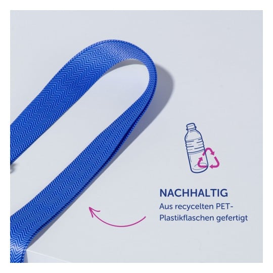 Das Bild zeigt ein blaues Band mit einem Zickzackmuster, neben einem Text, der angibt, dass es nachhaltig ist und aus recycelten PET-Plastikflaschen hergestellt wurde.