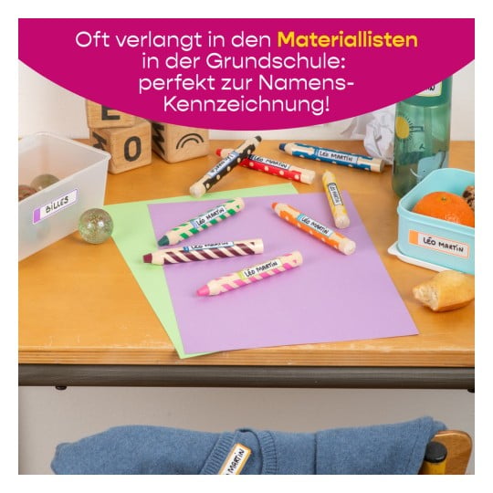 Ein bunter Arbeitsplatz mit Farbstiften, Papier, einem Behälter und Snacks, der eine kreative und lehrreiche Umgebung für Kinder nahelegt.