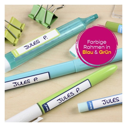 Das Bild zeigt bunte Marker und Textmarker in Blau und Grün, zusammen mit Büroklammern. Alle Artikel sind mit Etiketten versehen, die den Namen 'Jules P.' tragen.