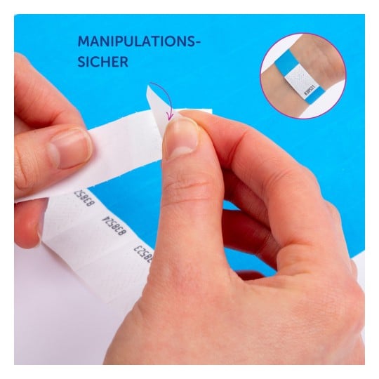 Das Bild zeigt Hände, die ein abziehbares Etikett oder einen Aufkleber manipulieren, der Sicherheitsmerkmale betont. Es gibt eine Nahaufnahme von Fingern, die den Rand des Etiketts anheben, mit etwas Text, der auf Manipulationssicherheit hinweist, sowie ein kleineres Bild, das das Etikett an einem Handgelenk zeigt.
