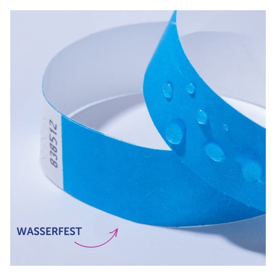 Das Bild zeigt ein blaues Armband mit Wassertropfen darauf, zusammen mit einem Etikett, das 'WASSERFEST' anzeigt, was darauf hindeutet, dass es wasserdicht ist.