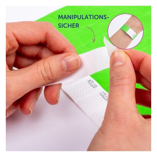 Das Bild zeigt eine Person, die ein Armband hält und eine Schutzschicht abzieht. Das Armband hat eine grüne Farbe und verfügt über Zickzackmuster mit Text. Ein Etikett zeigt 'MANIPULATIONSSICHER'.