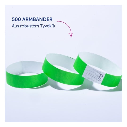 Das Bild zeigt drei grüne Tyvek-Armbänder sowie ein Etikett, das darauf hinweist, dass 500 Bänder aus haltbarem Tyvek-Material verfügbar sind.