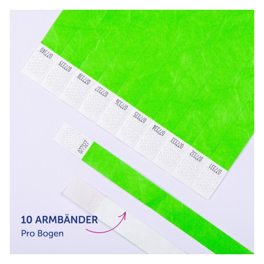Das Bild zeigt ein grünes Blatt mit mehreren angehefteten Etiketten, das ein Set von Armbändern anzeigt. Es gibt zehn Armbänder pro Blatt, von denen einige mit Zickzackmustern und Zahlen markiert sind.