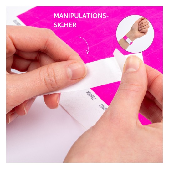 Das Bild zeigt eine Person, die mit ihren Händen ein Stück Klebeband oder Etikett abzieht. Der Hintergrund ist leuchtend pink, und es gibt ein eingebettetes Bild, das ein Handgelenk mit einem ähnlichen Gegenstand zeigt. Der Text 'MANIPULATIONSSICHER' ist deutlich zu sehen.