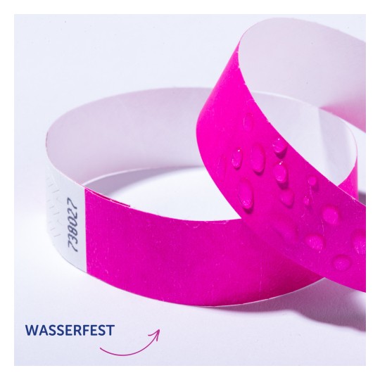 Das Bild zeigt zwei rosa Armbänder, eines glatt und das andere mit Wassertröpfchen strukturiert. Darunter ist 'WASSERFEST' in Blau gedruckt.