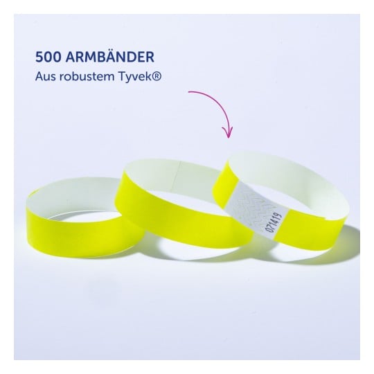 Das Bild zeigt drei Armbänder aus haltbarem Tyvek-Material in leuchtendem Gelb und Weiß, von denen eines mit einem Etikett versehen ist, das eine Nummer angibt.