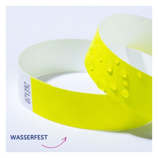 Das Bild zeigt zwei gelbe wasserabweisende Armbänder, eines mit Wassertropfen darauf, neben einem Etikett mit dem Wort 'Wasserfest', das darauf hinweist, dass es wasserdicht ist.