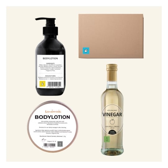 Flatlay einer Bodylotion-Flasche und einer Dose, einer Kartonschachtel und einer Flasche Essig auf beigem Hintergrund?