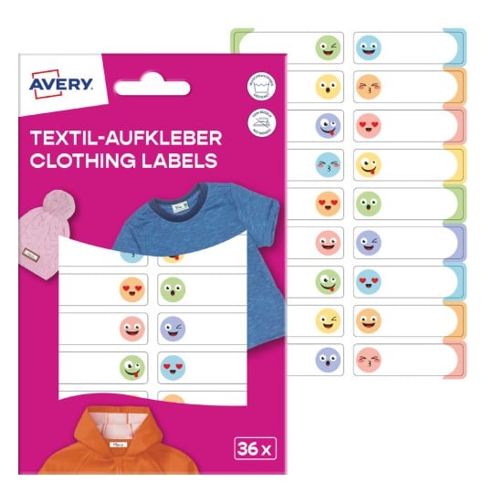 Das Bild zeigt Avery-Kleidungsetiketten mit verschiedenen bunten Emoji-Designs zum Kennzeichnen von Gegenständen. Die Etiketten befinden sich auf einer rosa Verpackung mit Beispielkleidungsstücken.