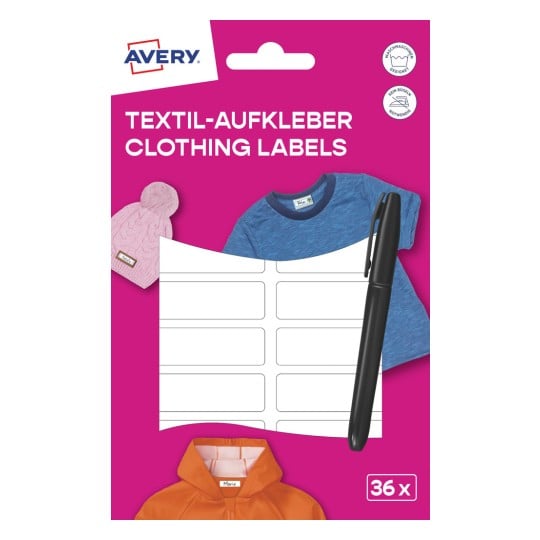 Das Bild zeigt eine Verpackung für Kleidungsetiketten von Avery, einschließlich eines rosa Hintergrunds, eines blauen Musterhemds, eines orangefarbenen Hoodies und einer rosa Strickmütze. Es weist auf Merkmale der Etiketten hin und enthält einen schwarzen Stift.