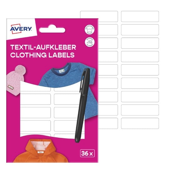 Das Bild zeigt eine Verpackung für Avery-Kleidungsetiketten mit einem rosa Hintergrund, auf dem sich Kleidungsstücke und ein Stift befinden. Es hebt die Etiketten und ihren vorgesehenen Gebrauch hervor.