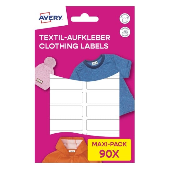 Das Bild zeigt Avery-Kleidungsetiketten mit einem pinken Hintergrund, auf dem ein blaues Hemd, eine orangefarbene Jacke und eine pinke Mütze zu sehen sind. Es zeigt ein Maxi-Pack mit 90 Etiketten an.