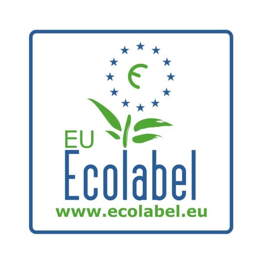 Das Bild zeigt das EU-Umweltzeichen-Logo, das grüne Elemente, einen Sternenkreis, der Europa repräsentiert, sowie einen Website-Link darunter enthält.