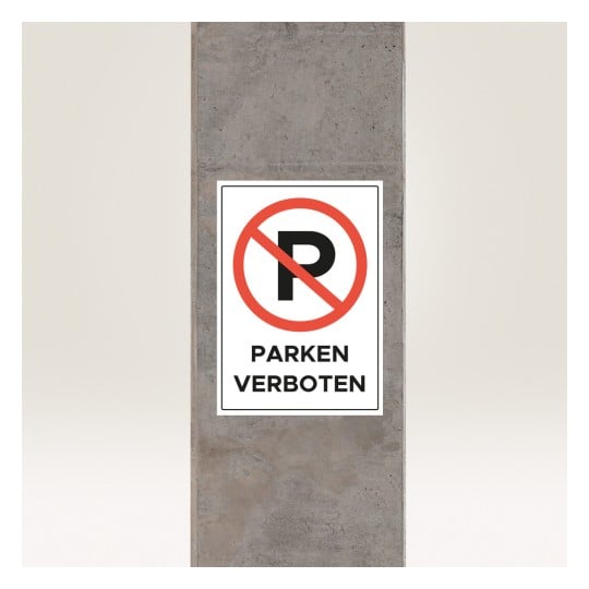 Das Bild zeigt ein Schild mit einem großen roten Kreis und einer diagonalen Linie, die den Buchstaben 'P' durchstreicht, was darauf hinweist, dass Parken verboten ist. Das Schild hat den Text 'PARKEN VERBOTEN' in Deutsch. Es ist auf einem Betonsäule montiert.