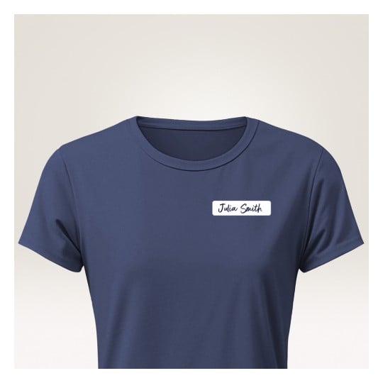 Das Bild zeigt ein dunkelblaues T-Shirt mit einem Namensschild, auf dem 'Julia Smith' steht.