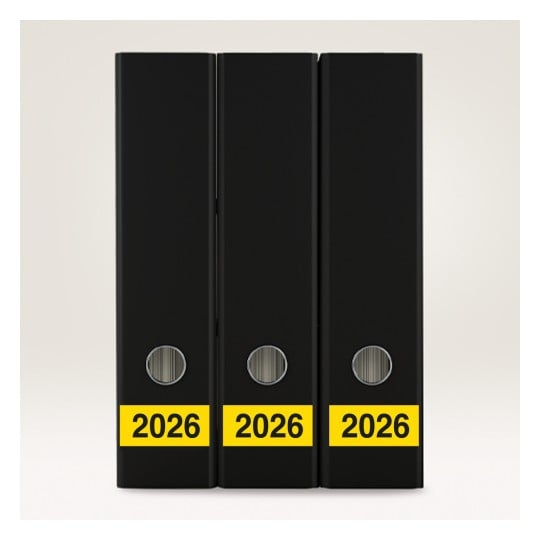 Das Bild zeigt drei schwarze Ordner, die jeweils am unteren Rand mit dem Jahr '2026' in leuchtendem Gelb beschriftet sind. Die Ordner sind dicht nebeneinander vor einem hellen Hintergrund angeordnet.