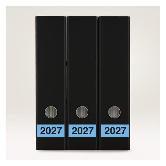 Drei schwarze Aktenordner mit der Beschriftung '2027' auf einem hellen Hintergrund.