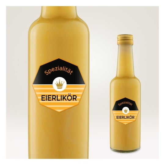 Das Bild zeigt eine Flasche Eierlikör, ein deutscher Eierlikör, mit einer charakteristischen gelben Farbe und einem Etikett, das 'Spezialität Eierlikör' lautet. Die Flasche hat ein klassisches Design und einen goldenen Verschluss.
