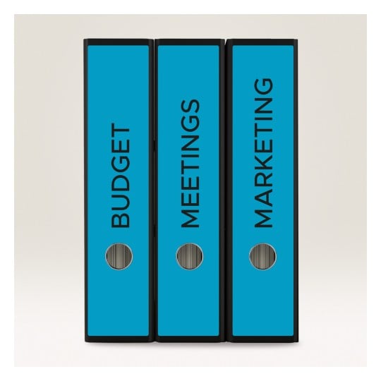 Das Bild zeigt drei blaue Ordner, die mit 'BUDGET', 'MEETINGS' und 'MARKETING' beschriftet sind. Die Ordner sind ordentlich nebeneinander angeordnet, mit klarem schwarzen Text auf den Etiketten, der ihren Inhalt angibt, vor einem hellen Hintergrund.