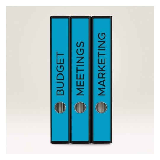 Das Bild zeigt drei blaue Ordner mit den Aufschriften 'BUDGET', 'MEETINGS' und 'MARKETING', die nebeneinander angeordnet sind.
