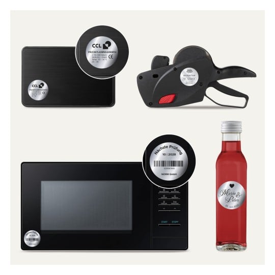 Das Bild zeigt eine Mikrowelle, eine Etikettierpistole, eine Flasche mit dekorativem Etikett und eine schwarze Tafel mit Aufklebern. Die Mikrowelle hat Zertifizierungsaufkleber, und es gibt Bilder von Produktetiketten, die Inventar- und Datumsangaben anzeigen.