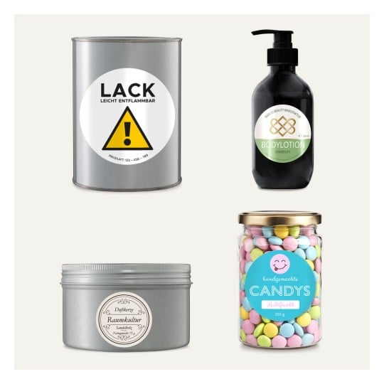 Das Bild enthält vier Produkte: eine graue Dose mit der Aufschrift 'LACK' und einem Warnzeichen, eine schwarze Flasche Bodylotion, eine graue Dose mit der Aufschrift 'Raumkultur' und ein klares Glas gefüllt mit bunten Süßigkeiten.