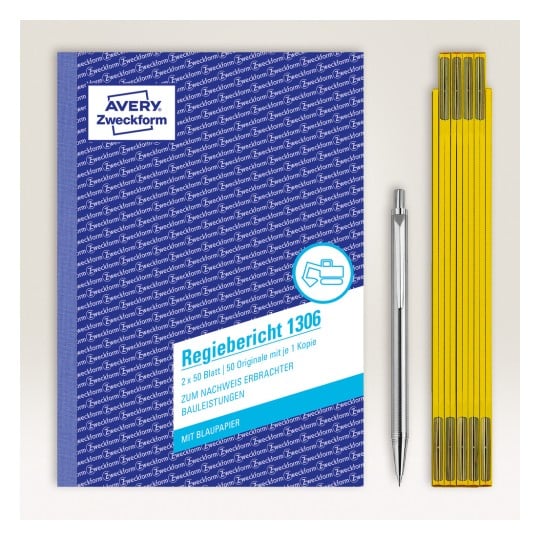 Das Bild zeigt ein blaues Notizbuch mit der Aufschrift 'Regiebericht 1306' von Avery, zusammen mit einem silbernen Stift und gelben Dokumentenklammern an der Seite.