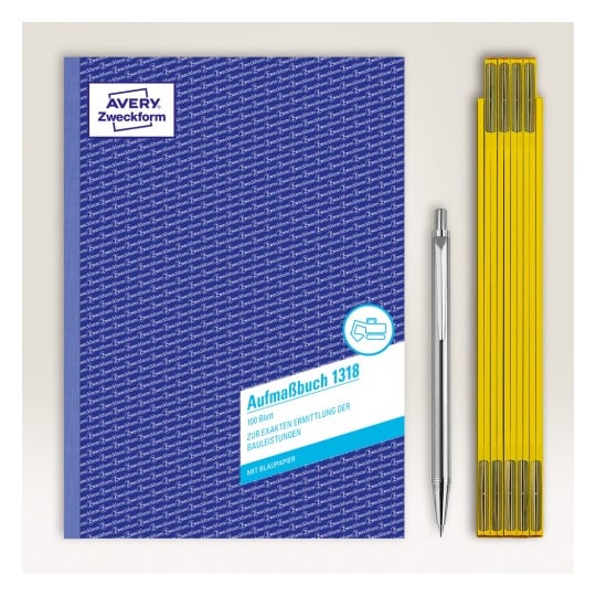 Das Bild zeigt ein AVERY Zweckform Aufmaßbuch mit blauem Einband und einem Etikett, das angibt, dass es 100 Blatt für die Vermessung von Bauleistungen enthält, begleitet von einem silbernen Stift und einem Satz gelber Büroklammern.
